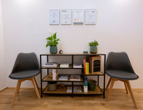 Warteraum Praxis Guzy Wien